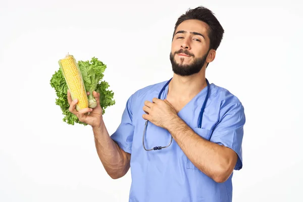 Nutricionista alegre com verduras em vitaminas de mãos comida sã — Fotografia de Stock