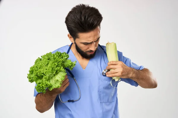 Médico nutricionista alegre com legumes em mãos tratamento estetoscópio — Fotografia de Stock
