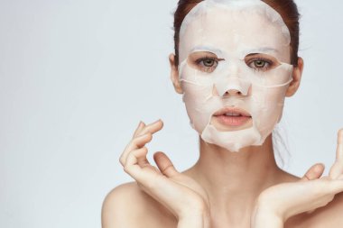 Kozmetik maskeli kadın cilt bakımı yenilemesi