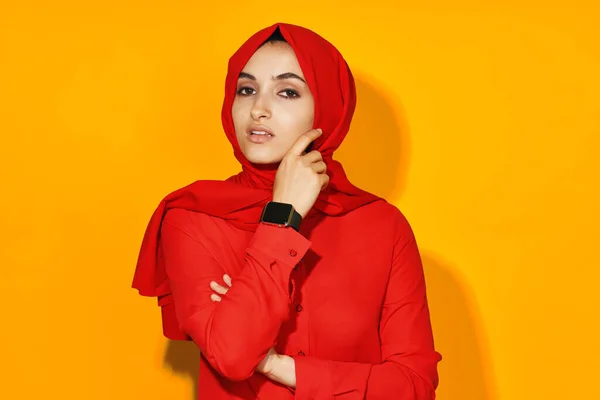 Kobieta w czerwonym hidżabie pozowanie uśmiech studio styl życia — Zdjęcie stockowe