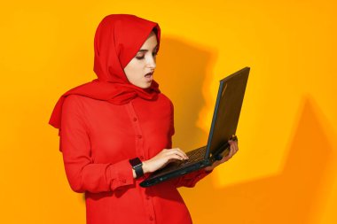 Neşeli kadın dizüstü bilgisayar teknolojisi pozu İnternet sarı arka plan