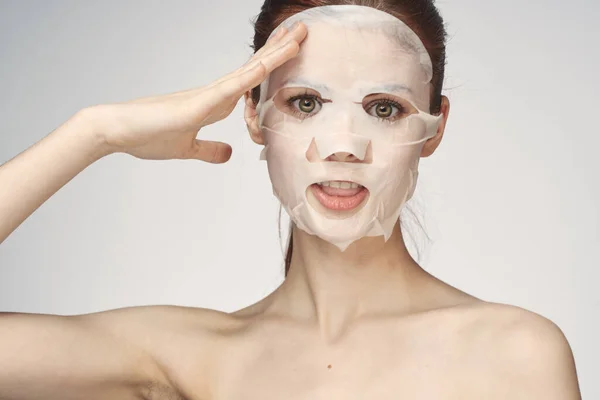 Femme en masque cosmétique soin du visage rajeunissement de la peau — Photo