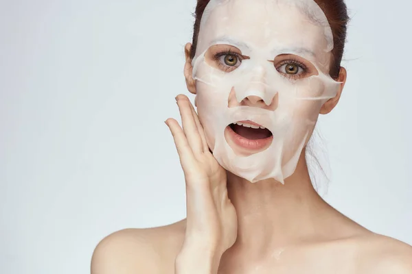 Красива жінка голі плечі маска для обличчя крупним планом догляд за шкірою — стокове фото