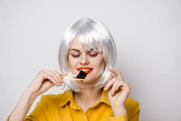 Jolie femme avec blanc cheveux sushi asiatique nourriture — Photo