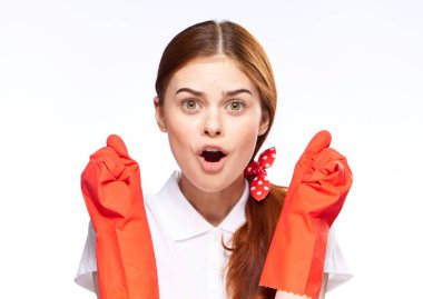 Kırmızı lastik eldivenli neşeli kadın el temizliği ile jest yapıyor.