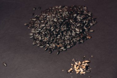 Doğal ürün ayçiçeği tohumları yakın plan yiyecek dağıtıyor.