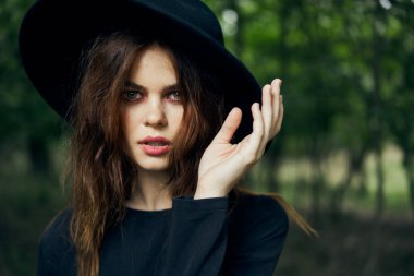 Ormanda cadı gibi giyinmiş kadın Cadılar Bayramı fantezi ritüeli