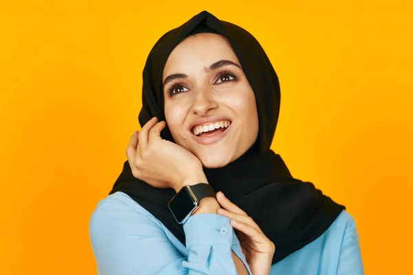 Mujer en negro hijab tecnología de entretenimiento reloj electrónico aislado fondo —  Fotos de Stock