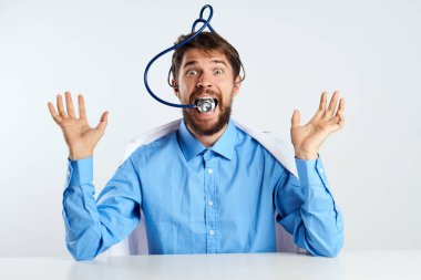 Laboratuar asistanı masasında oturmuş tıbbı analiz ediyor.