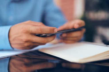 Çevrimiçi internet teknolojisi yöneticisiyle açık havada çalış