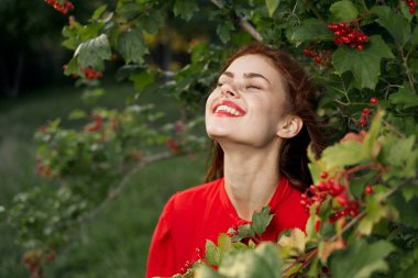 Gülümseyen kadın kırmızı dudaklar doğaya taze hava verir yaz mevsimi