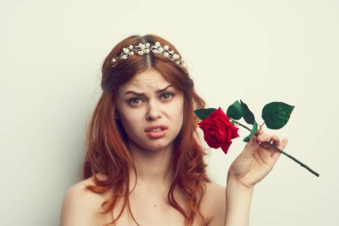 Gül çiçeği makyajlı çekici kadın romantizm modeli