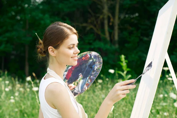 Žena umělec venku s paletou barev barvy obraz — Stock fotografie