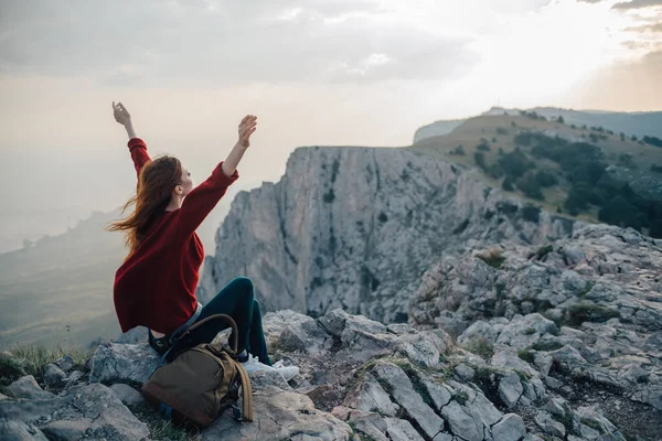 Mulher caminhante liberdade montanhas viagem estilo de vida ar fresco — Fotografia de Stock