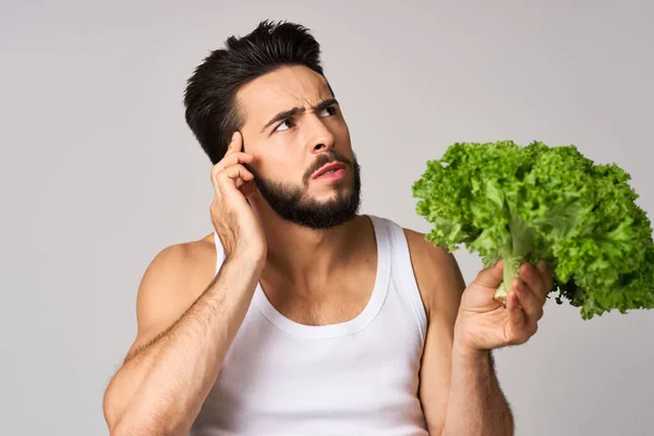 Veselý muž salát opustí zdravé jídlo pózování — Stock fotografie
