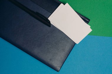 Kalemler notlar renkli kağıt ofis kağıtları tasarımı