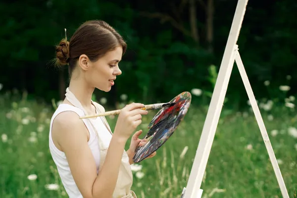 Wesoła kobieta artysta malarstwo obraz na świeżym powietrzu twórczej sztuki — Zdjęcie stockowe