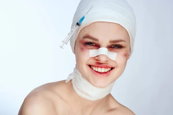 Mujer emocional moretones cara medicina tratamiento lesión aislado fondo — Foto de Stock
