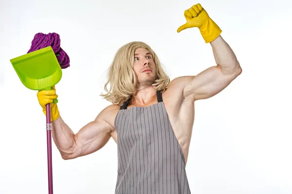 Hombre musculoso en mujer peluca fregona limpieza trabajo doméstico — Foto de Stock