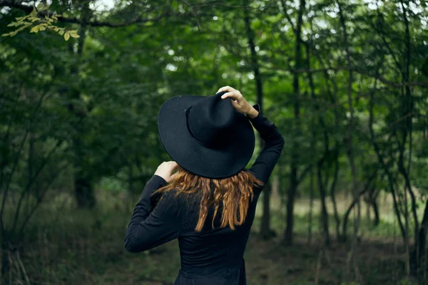 Mulher alegre bruxa na floresta posando fantasia — Fotografia de Stock