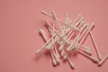 Pamuklu çubuklar hijyen koruması, hijyen koruma, pembe arka plan