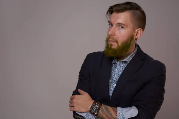 Man met baard in jas poseren mode Professional — Stockfoto