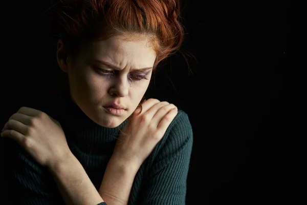 Плачущая женщина с проблемами с фингалом — стоковое фото