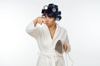 Beyaz önlüklü kadın saç bigudisi ödevinde