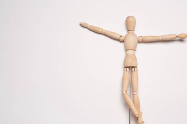 Hafif arkaplan pozu veren tahta manken oyuncağı tasarımı