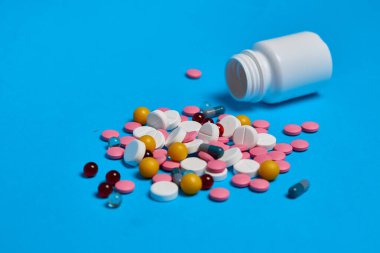 çok renkli haplar sağlık hizmetleri steteskop mavi arka plan