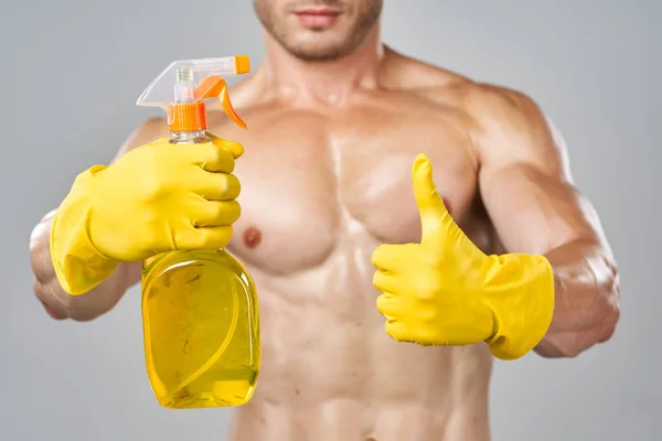 Divertido bombeado hombre guantes de goma detergentes servicio —  Fotos de Stock