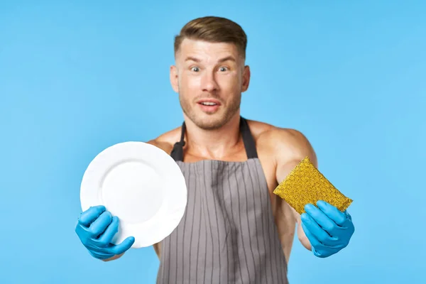Opgepompte man met afwas schoonmaken huishoudelijk werk — Stockfoto