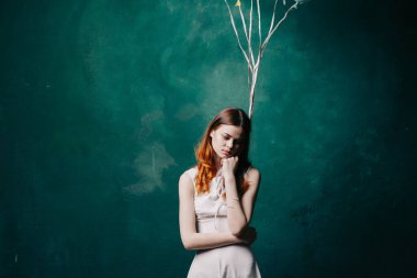 Kırmızı balonlu güzel kadın tatil yeşil arka plan
