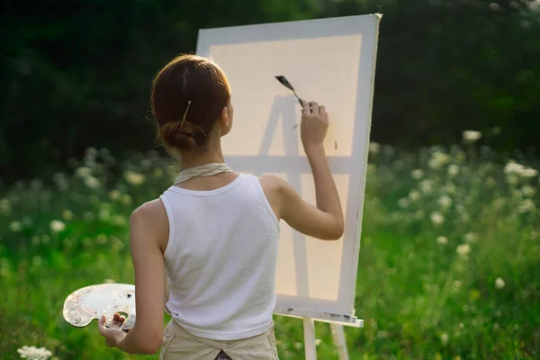 Donna artista all'aperto pittura tavolozza paesaggio — Foto Stock