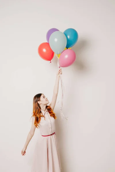 Mujer alegre en un vestido de globos de colores — Foto de Stock