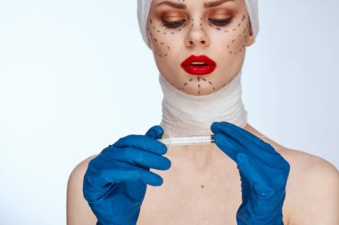 Güzel bir kadın. Kırmızı dudak estetik ameliyatı. Omuzları hafif.