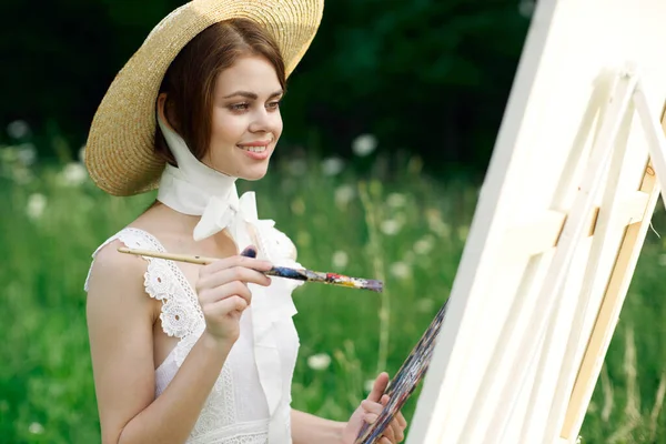 Femme artiste vue avec palette de peinture dessine un tableau dans la nature — Photo
