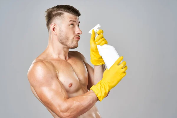 ゴム手袋の洗剤を身につけた男が — ストック写真