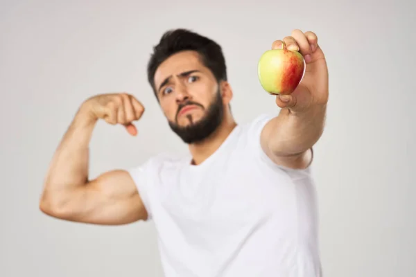 Man met baard in wit t-shirt appel gezondheid goede voeding — Stockfoto