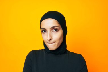 Güzel kadın mutluluğu giysi el hareketi stüdyo yaşam tarzı