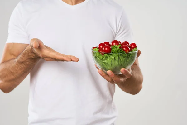 Piatto uomo barbuto con insalata di verdure mangiare salute — Foto Stock