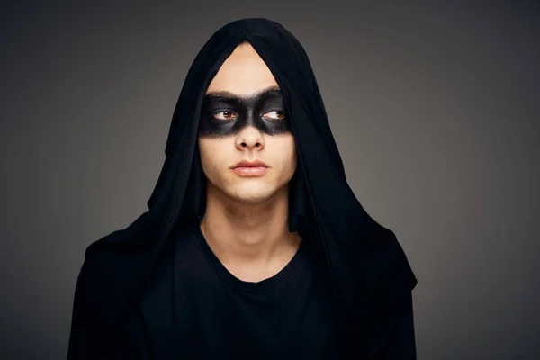 Un homme dans un masque noir costume d'Halloween fantôme fond sombre — Photo