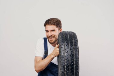 Erkek işçi otomobil makinası profesyonel ışık arkaplanı