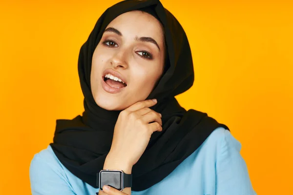 Mujer en negro hijab con reloj en las manos tecnología emociones estudio estilo de vida — Foto de Stock