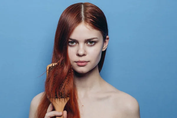 Vacker kvinna kamma hår bar axlar hårvård — Stockfoto