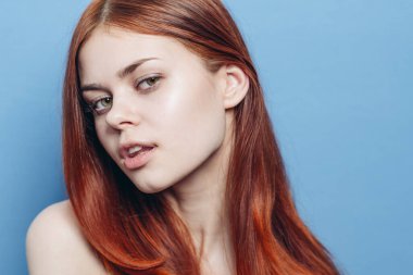 Kızıl saçlı çekici bir kadın, yakın plan çıplak omuzlu.