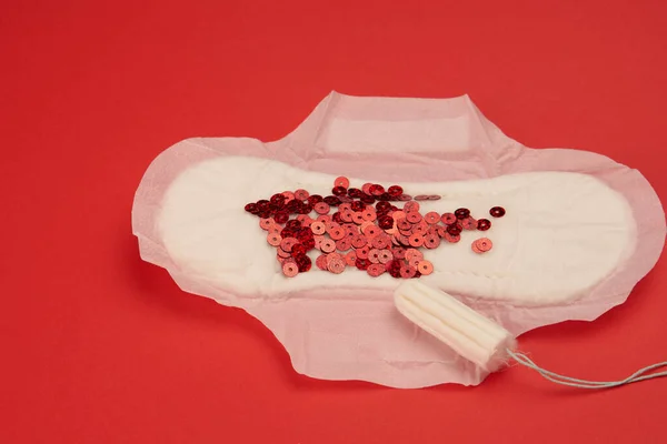 Női pad vér menstruáció higiénia piros háttér — Stock Fotó