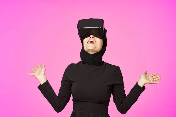 Mulher em preto hijab óculos realidade virtual tecnologia filme assistindo — Fotografia de Stock