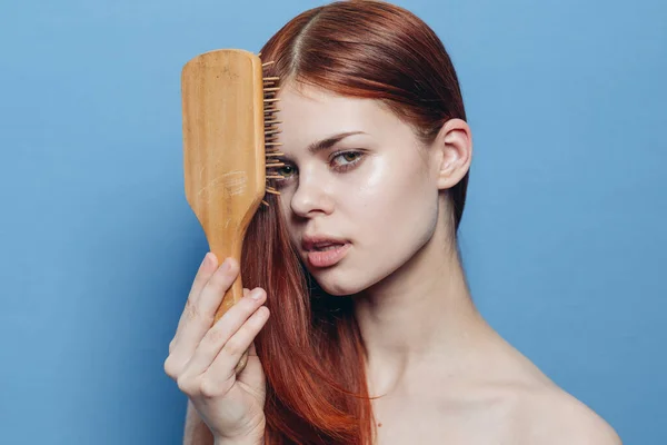 Vacker kvinna kamma hår bar axlar hårvård — Stockfoto