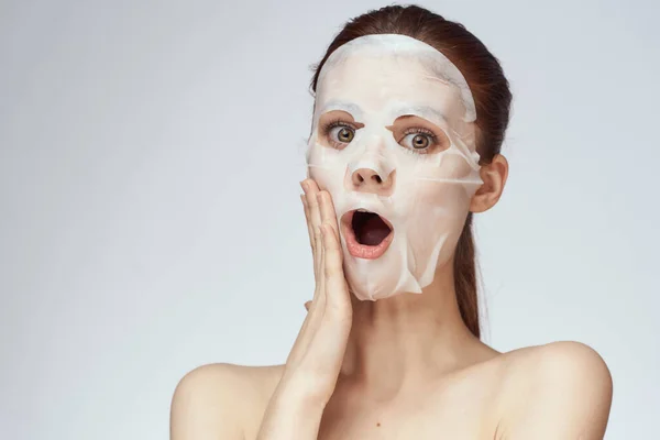 Емоційна жінка косметична маска для обличчя крупним планом світлий фон — стокове фото